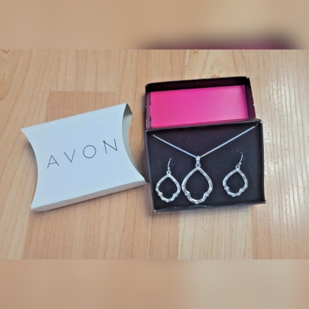 Avon 'Mirella' earrings and necklace set